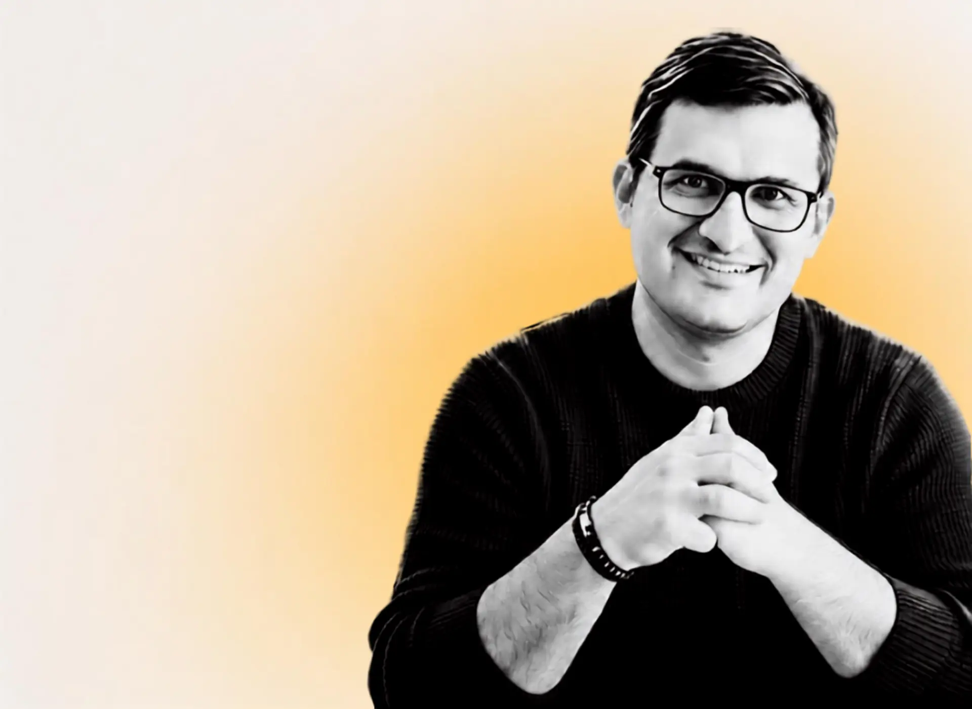 Kamil Dzięgielewski - doradca łączący finanse, dane i technologię, patrzący na panoramę miasta z biurowca